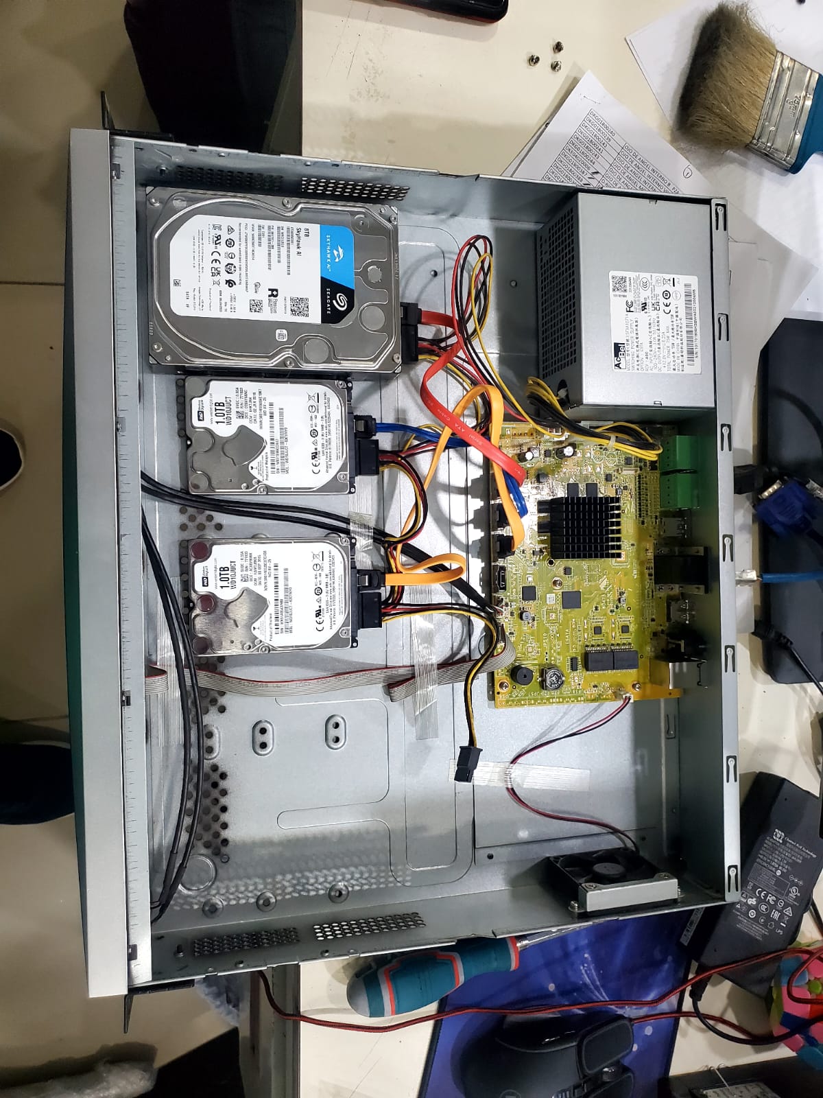 NVR con discos mixtos y cableado ordenado